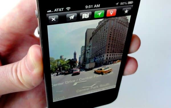 Is the iPhone iOS Maps app able to give real-time instant street views?