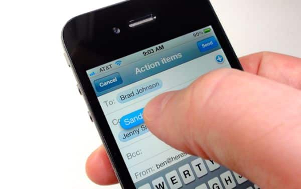 How to drag and drop mail recipients on the iPhone