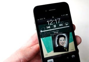 iPhone-lock-screen-music-playback-controls