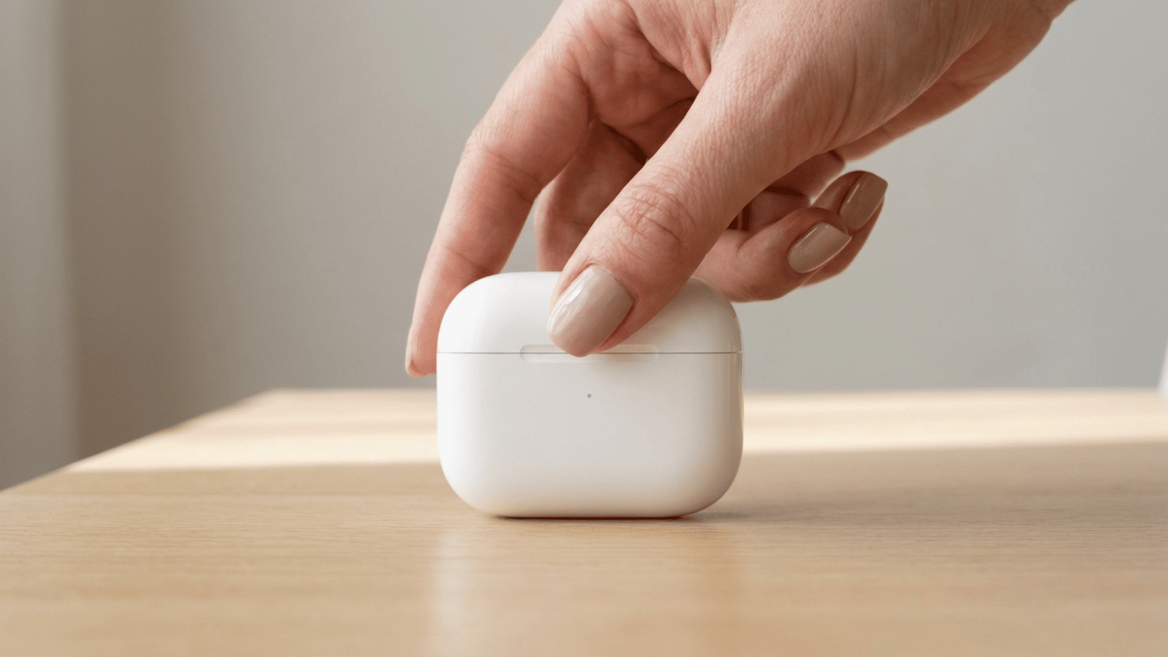 Closing the case lid is an important part of how to update airpod firmware